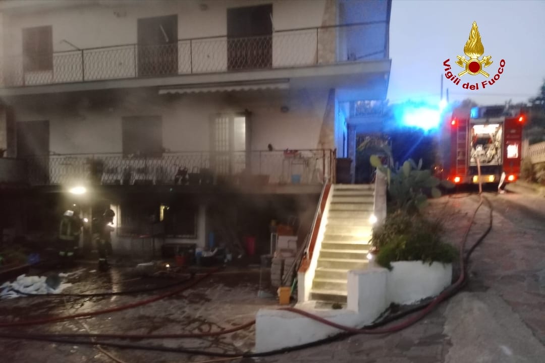 incendio Minturno vigili del fuoco
