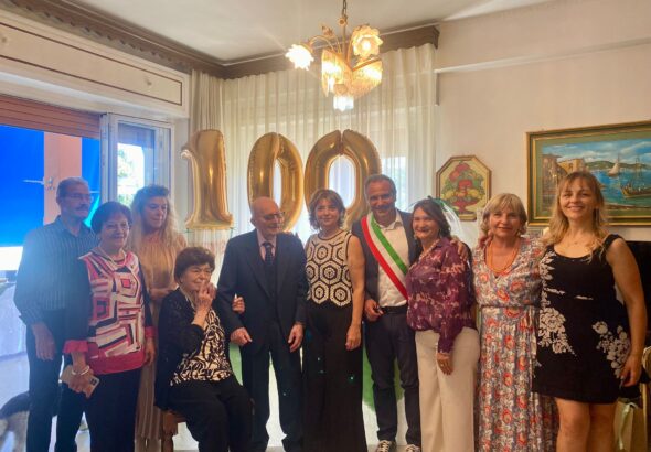 Nicola Castellano, la moglie Giulia Di Vincenzo, il vicesindaco Massimiliano Carnevale e parenti e amici