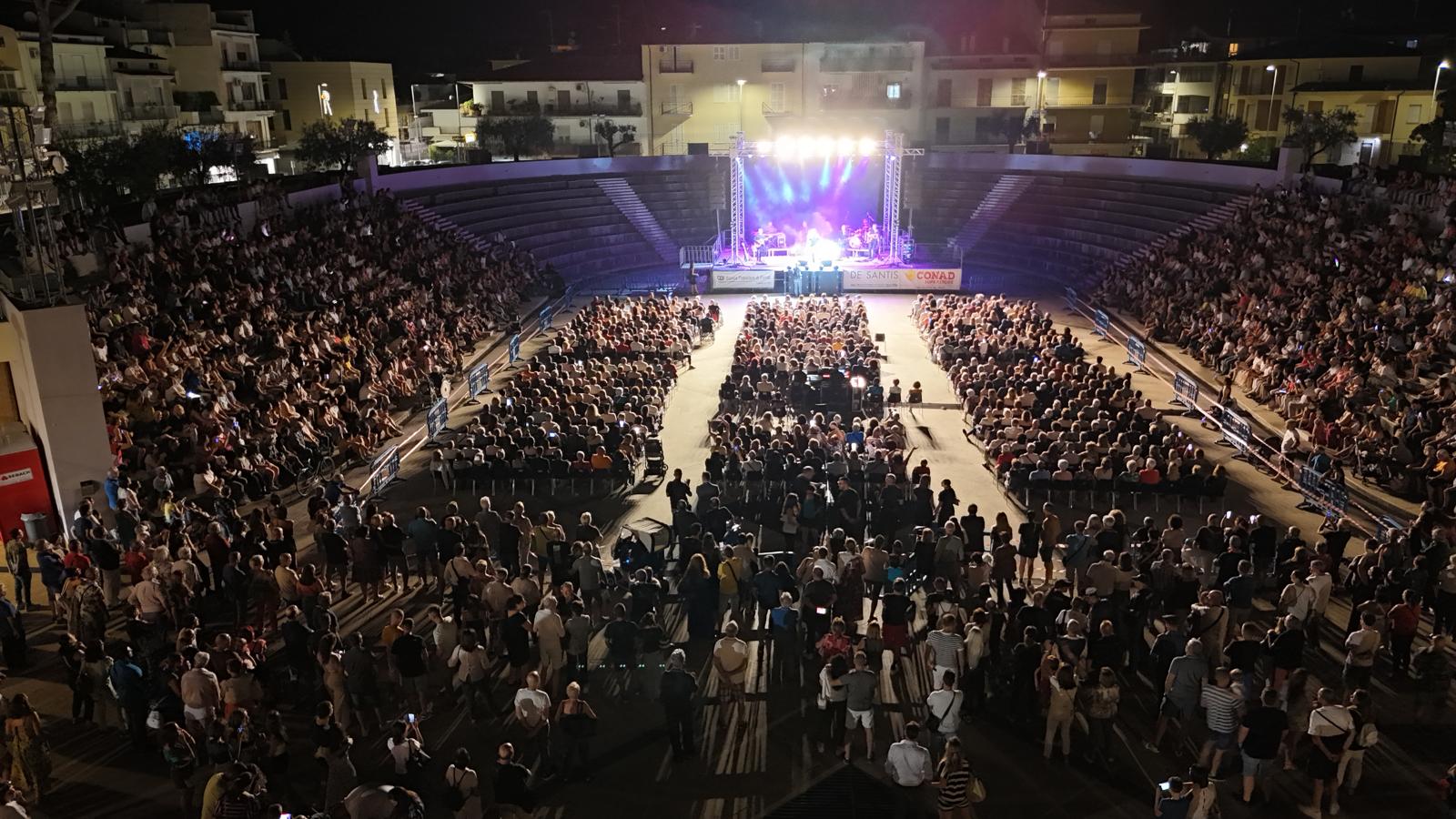 anfiteatro pieno drone piazza de gasperi (3)