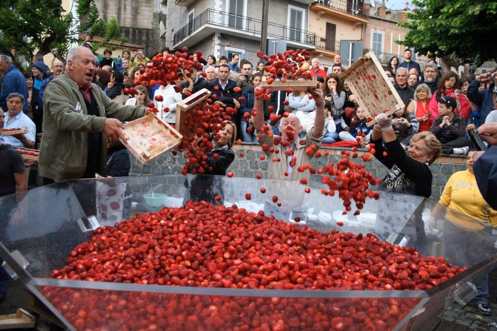 sagra-delle-fragole-nemi.jpeg