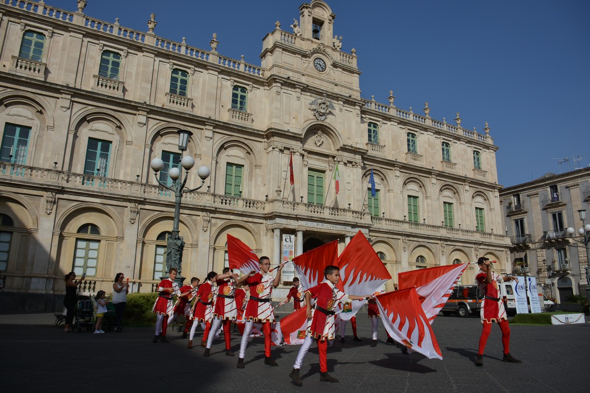 sbandieratori a Catania in occasione della corsa del ricordo