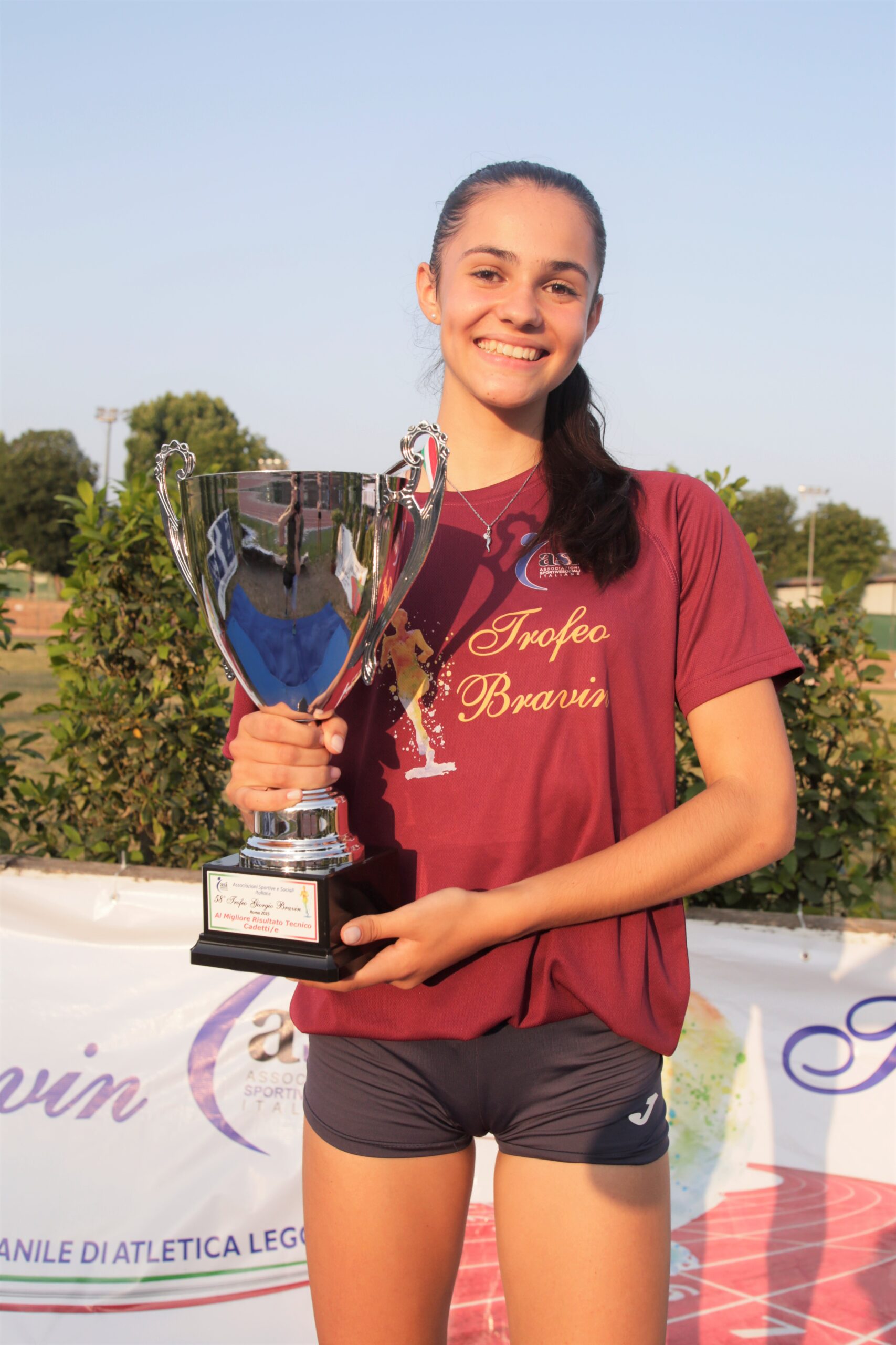 viola salerno con il trofeo bravin