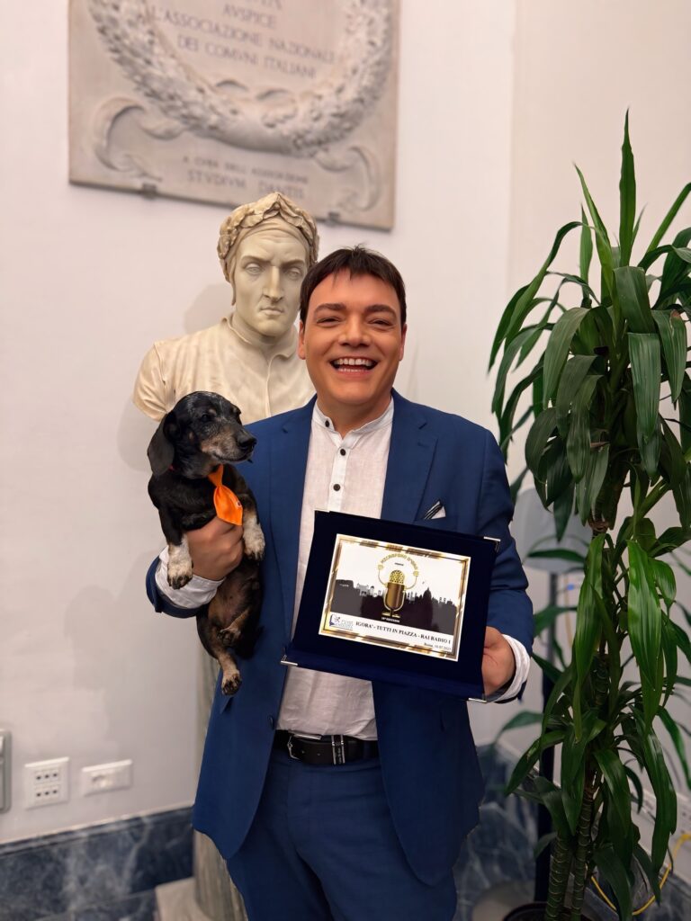 Igor Righetti con il suo inseparabile basso tto can-duttore Byron ritira in Campidoglio il suo terzo Microfono d'oro per il suo programma quotidiano Igorà su Rai Radio1