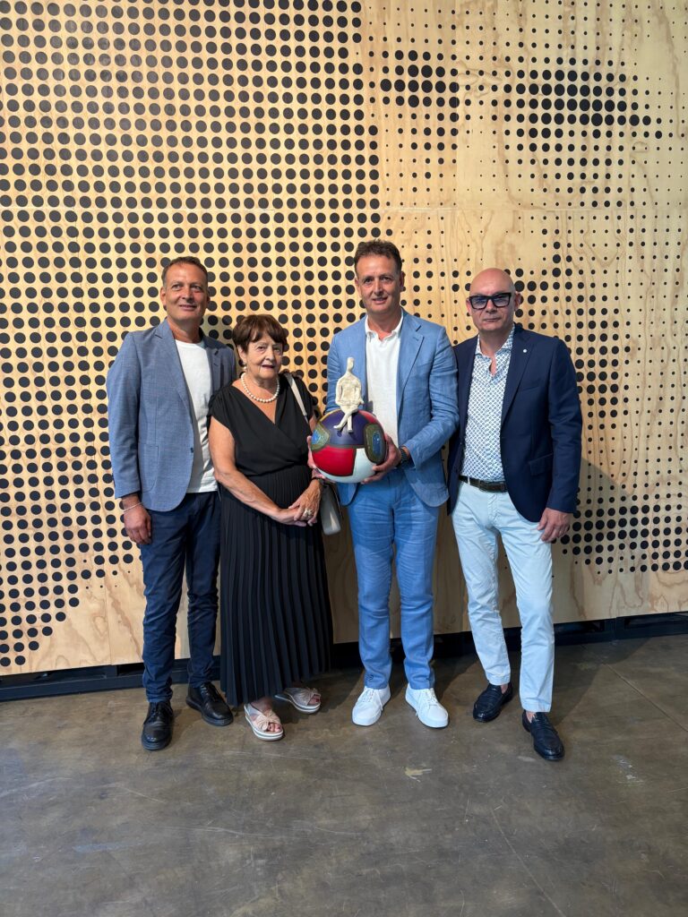 la famiglia Rubbettino riceve il premio da Giovanni Di Giorgi, indeatore del Premio Invictus