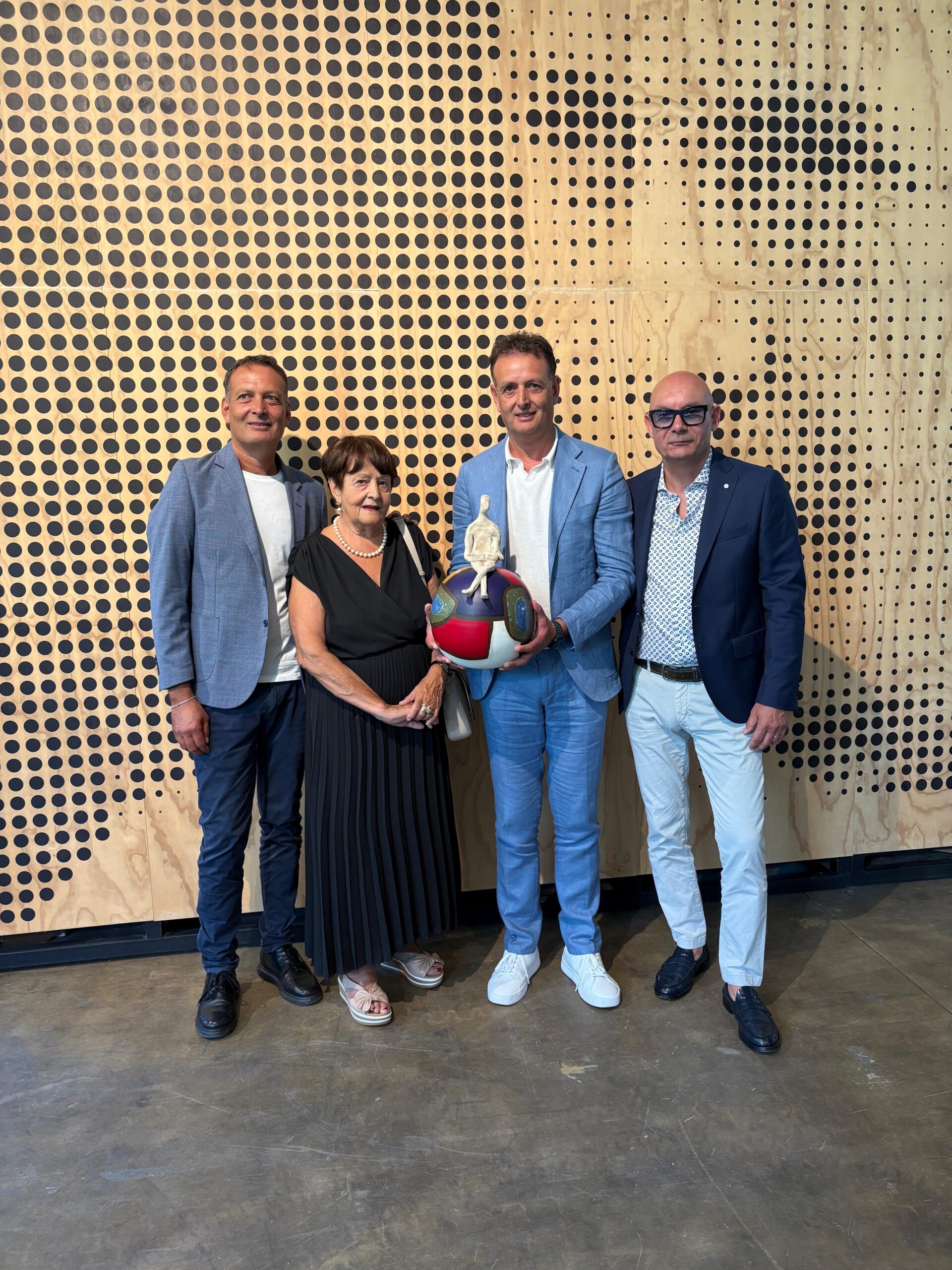 la famiglia Rubbettino riceve il premio da Giovanni Di Giorgi, indeatore del Premio Invictus