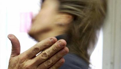 picchia violenza schiaffo