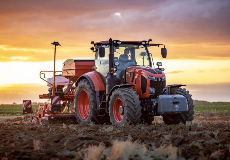 trattore agricoltura macchine.jpg