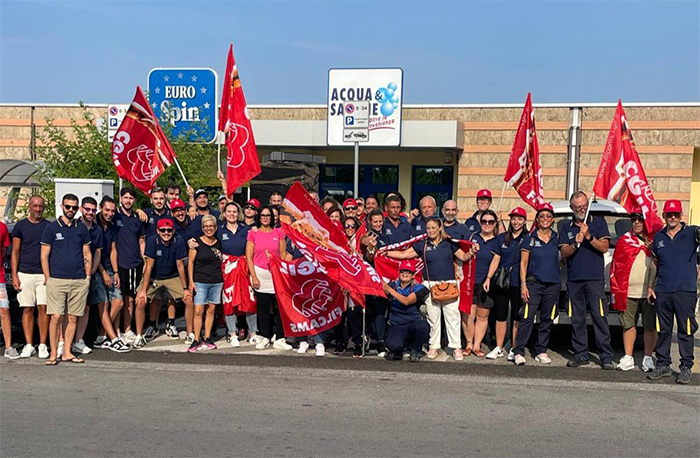 Sit-in-Eurospin_fotoCgil4