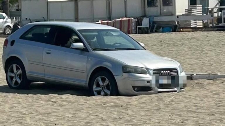 auto in spiaggia latina
