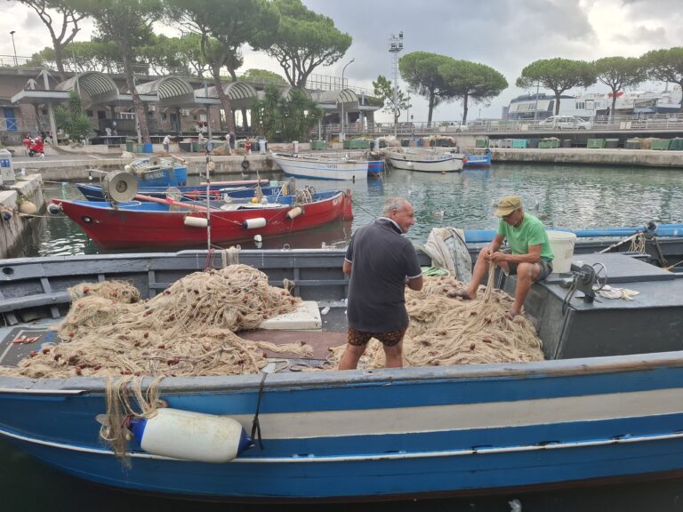 pescatori gaeta porto barca pesca