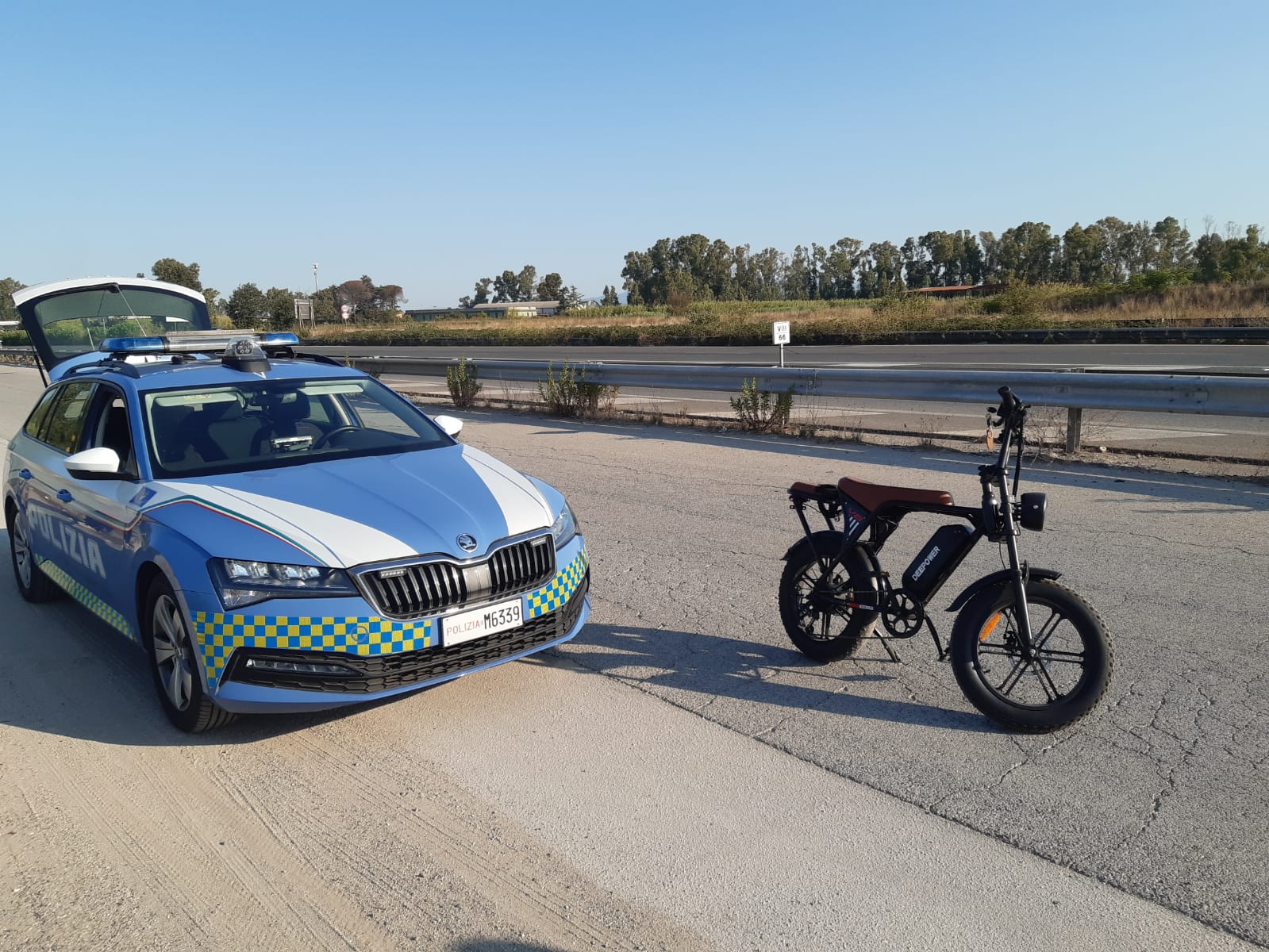polizia e bici elettrica