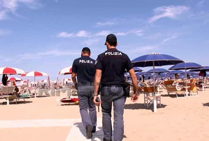 polizia in spiaggia latina controlli gaeta