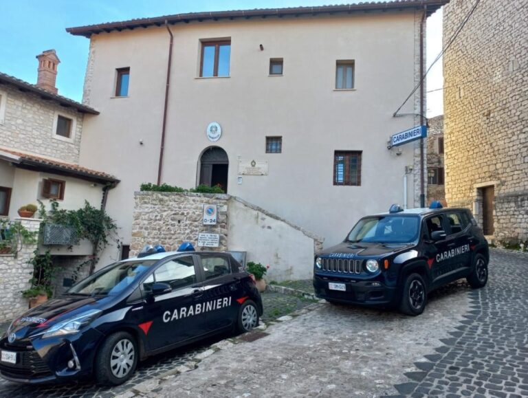 30.09.2025 SERMONETA (LT) I CARABINIERI ARRESTANO UN VENTISEIENNE PER RESISTENZA A PUBBLICO UFFICIALE E PORTO DI ARMI_2