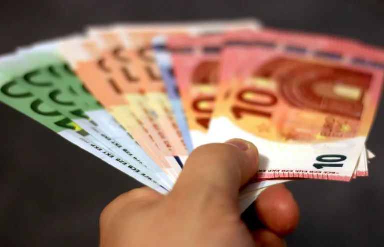 denaro soldi regalo contanti liquidità banconote.jpg