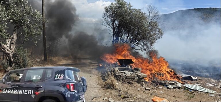 incendio di rifiuti carabinieri