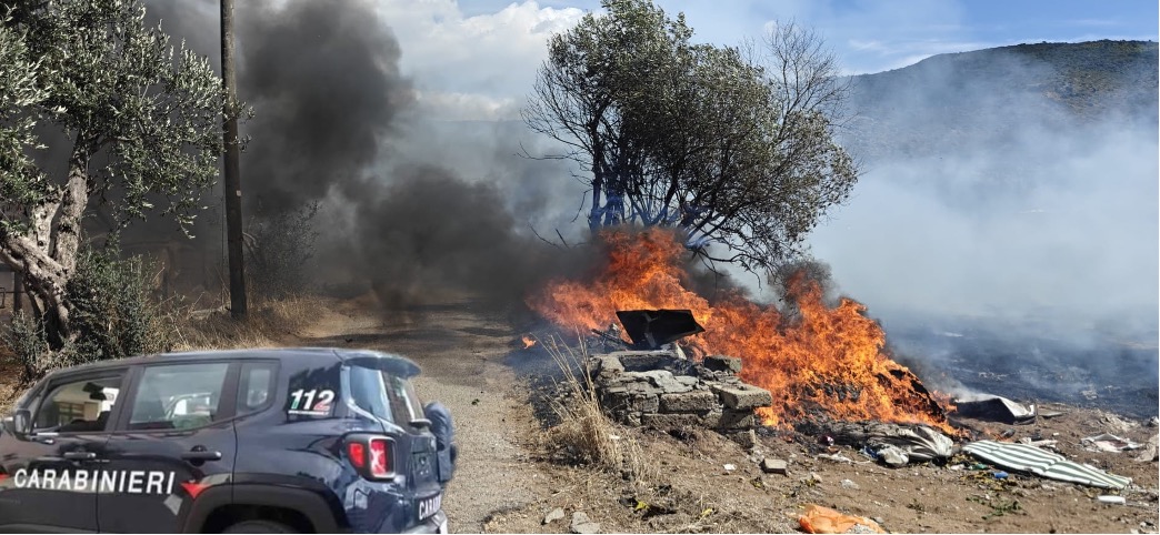 incendio di rifiuti carabinieri