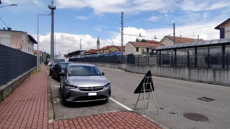 ruba auto in sosta ladro parcheggio