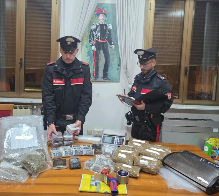 30.10.2025 LATINA (LT) - I CARABINIERI ARRESTANO UN VENTIDUENNE E UN QUARANTATREENNE PER IL REATO DI DETENZIONE AI FINI DI SPACCIO DI SOSTANZE STUPEFACENTI._3