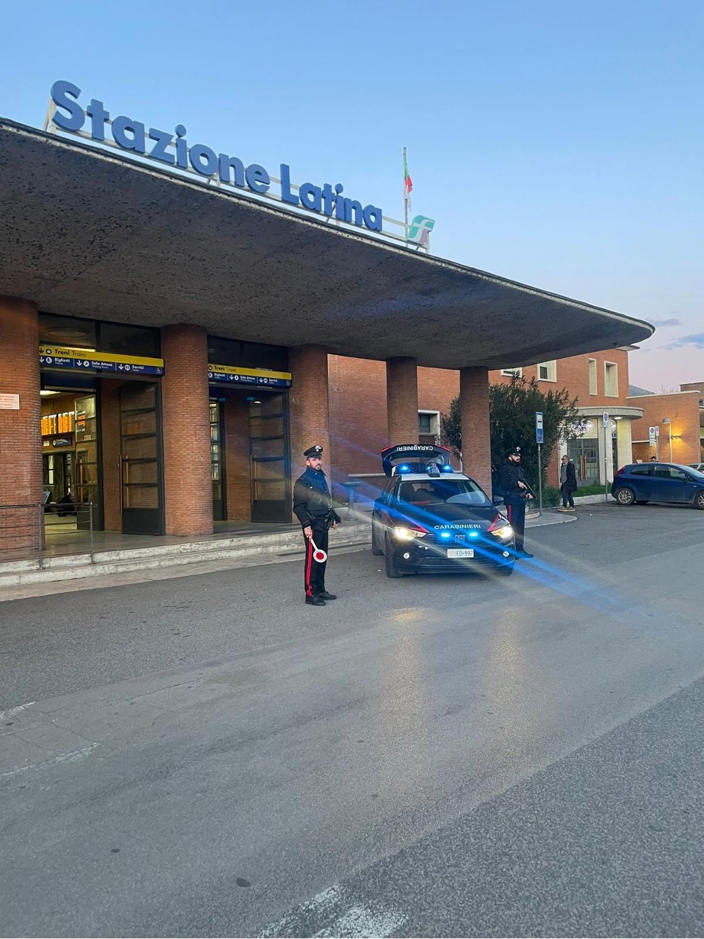 carabinieri latina scalo ferrovia treno stazione
